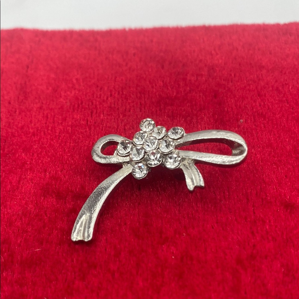 Bijoux by Meera silvertone bow ribbon w/ clear rhinestones brooch pin